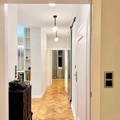 Alquiler de un elegante apartamento amueblado de 3 habitaciones, 74 m², Śródmieście, Varsovia, Polonia